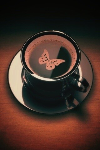 Чашка кофе с пенкой в форме бабочки обои