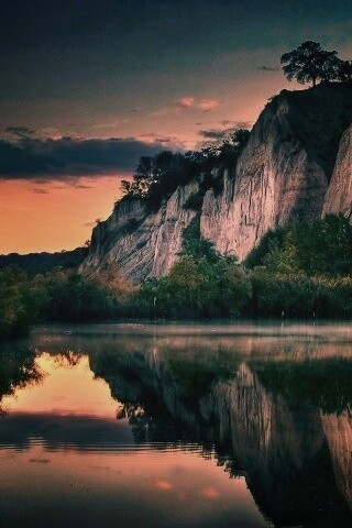 Скалы над озером обои