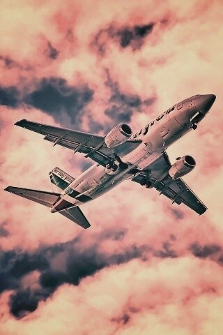 Самолет гражданской авиации в небе обои