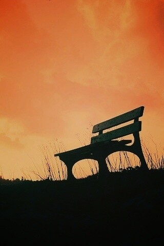 Силуэт скамейки на фоне неба обои