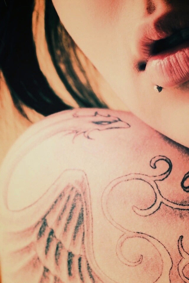 Плечо с татуировкой обои