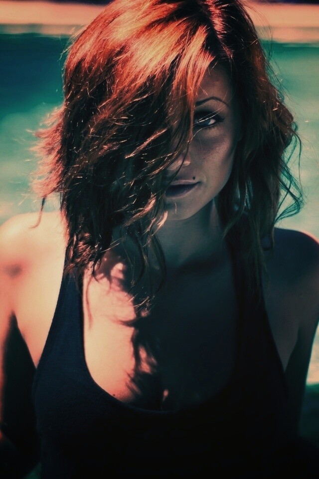 Девушка рядом с бассейном обои