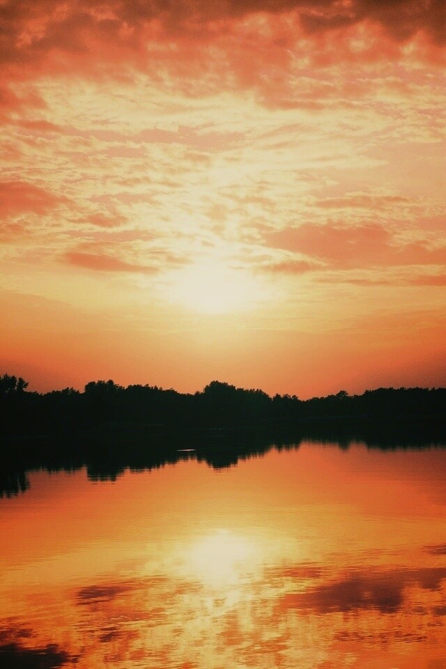 Закат отражается в озере обои