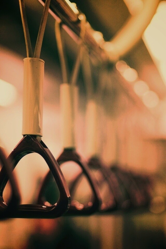 Поручни в метро обои