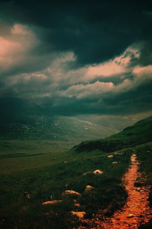 Тропинка средь холмов обои