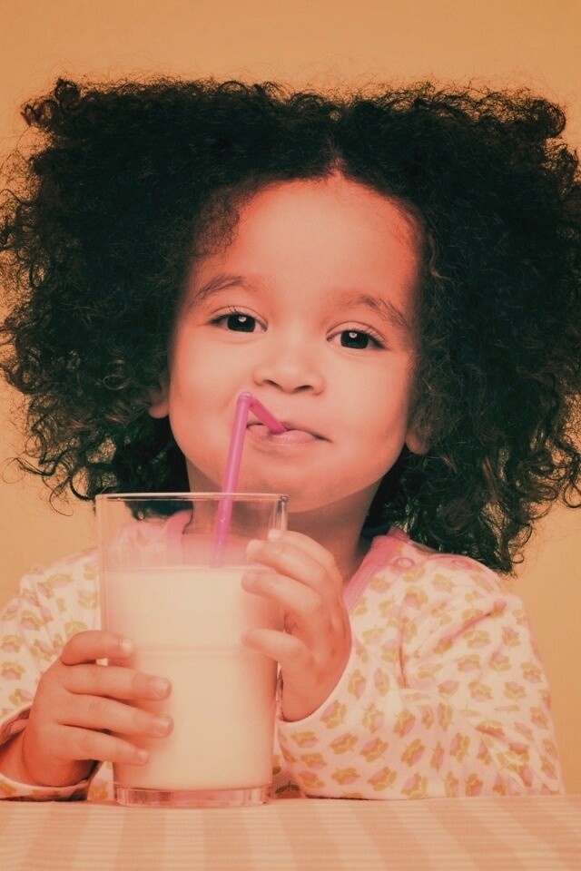 Девочка пьет молоко обои
