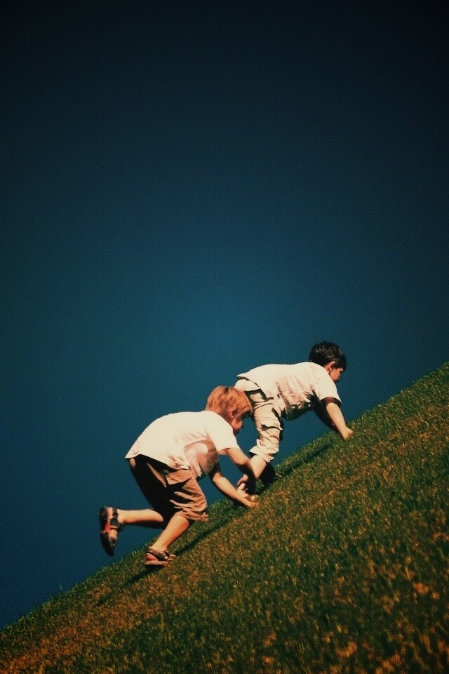 Дети взбираются в гору обои