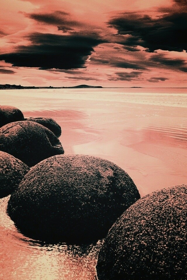 Круглые камни на берегу обои