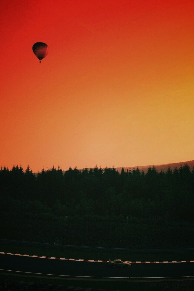 Воздушный шар над треком обои