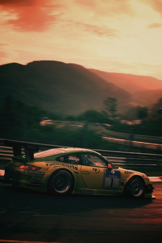 Гоночный Порше на треке обои