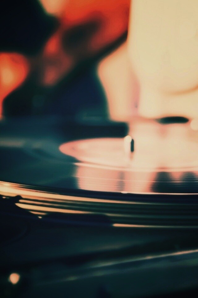 Винил на диджейском пульте обои