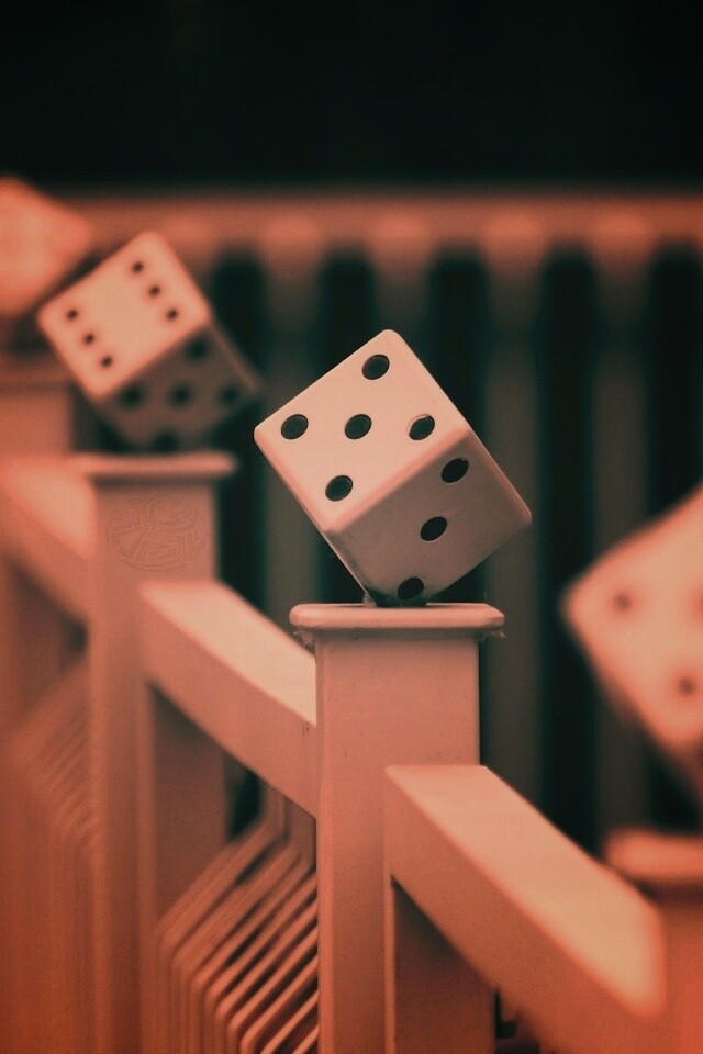 Игральные кости украшающие перила обои