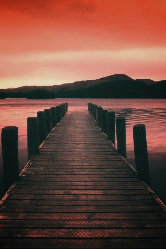 Деревянный причал на озере обои