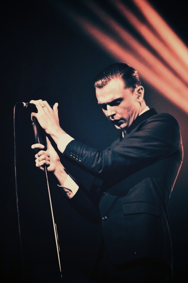 Тео Хатчкрафт на сцене обои