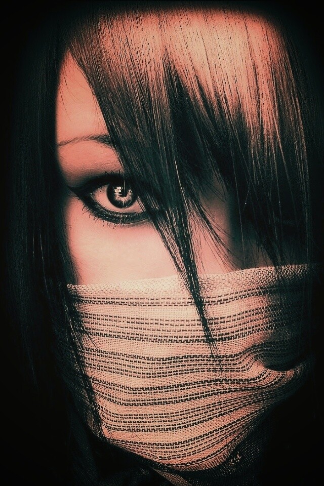 Девушка с закрытым ртом обои