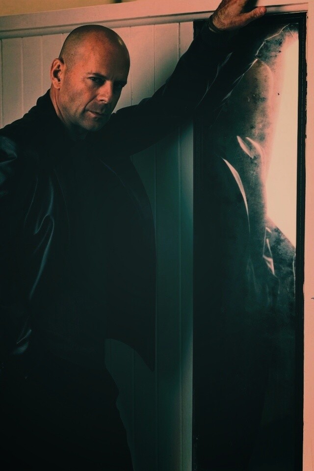 Брюс Уиллис у зеркала обои