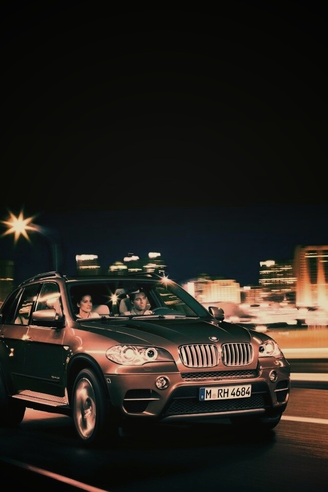 Пара в BMW X5 обои