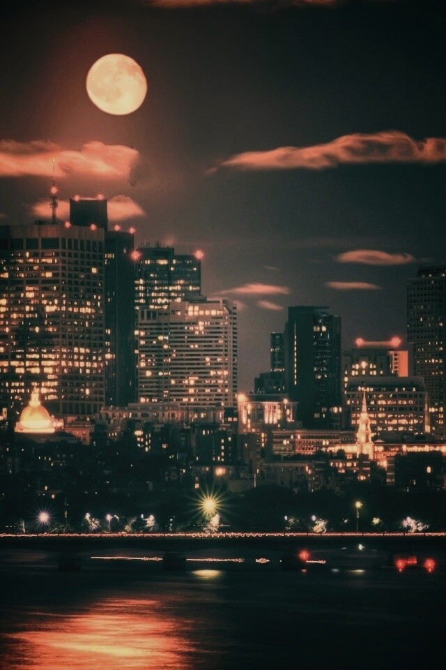 Луна над мегаполисом обои