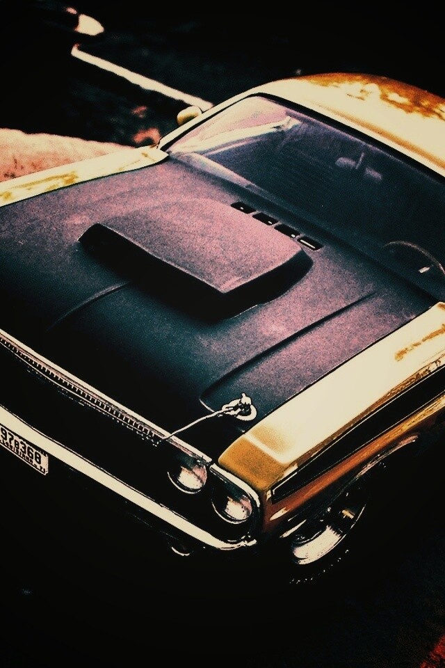 Додж на  каменистой поверхности обои