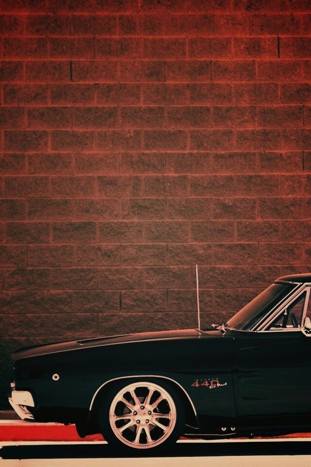 Черный Додж у стены обои