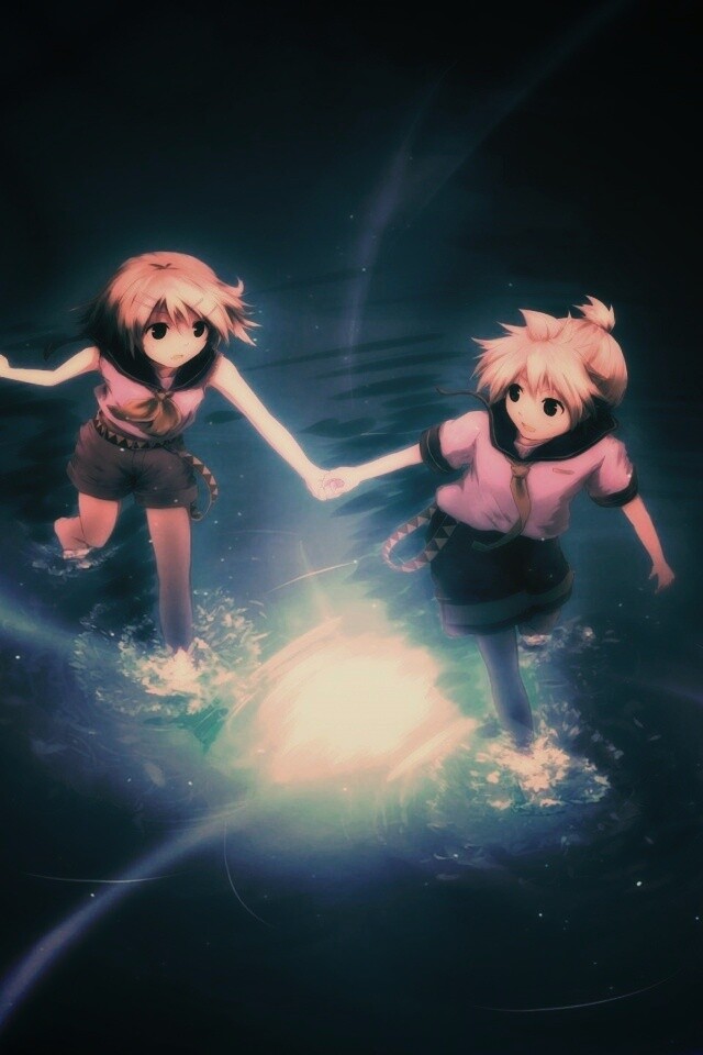 Девочки бегут по воде обои