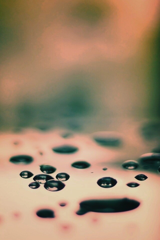 Темные капли на зеркальнйо поверхности обои