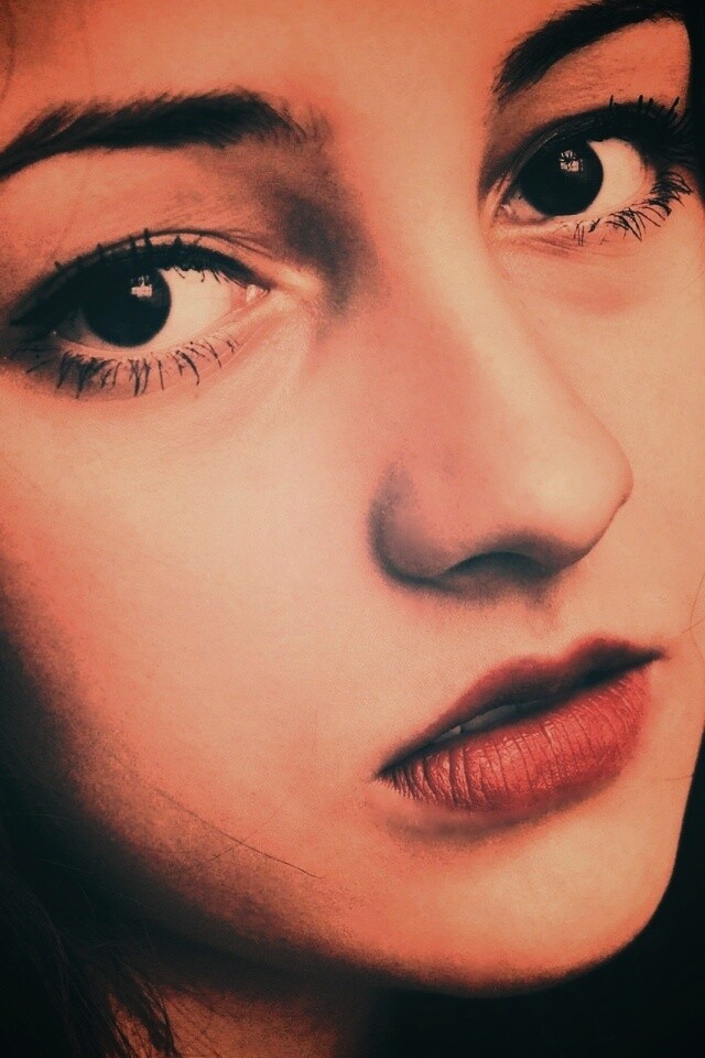 Брюнетка с ярким макияжем и печальным лицом обои