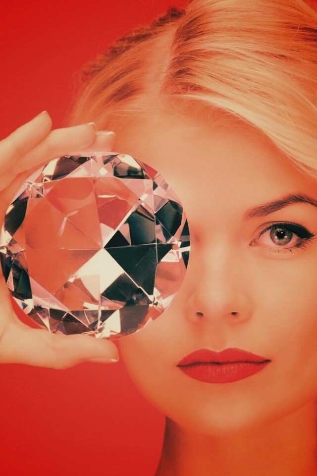 Девушка с бриллиантом обои