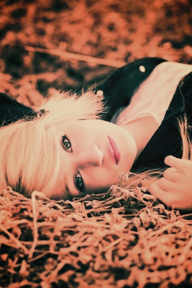 Блондинка лежащая на траве обои