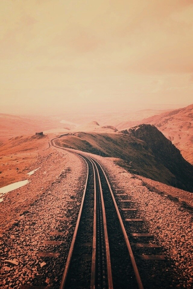 Рельсы уходящие вдаль обои