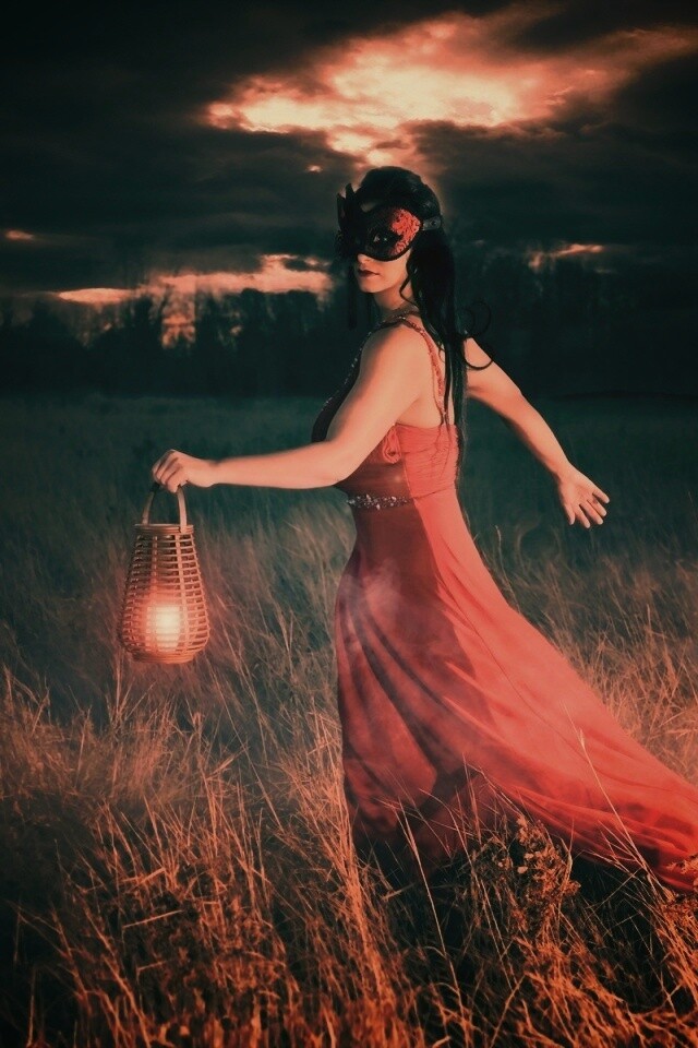 Девушка со свечей обои