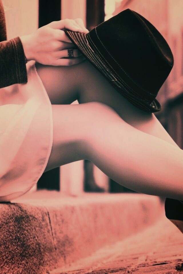 Сидящая на тротуаре обои