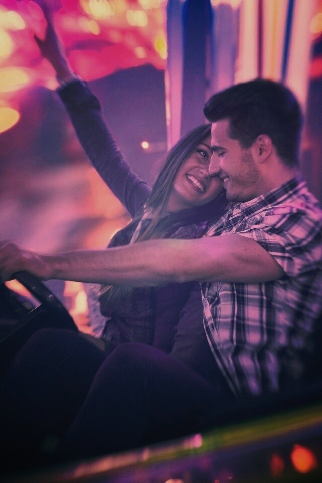 Счастливая пара на аттракционах обои