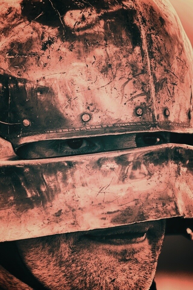 Человек в доспехах обои