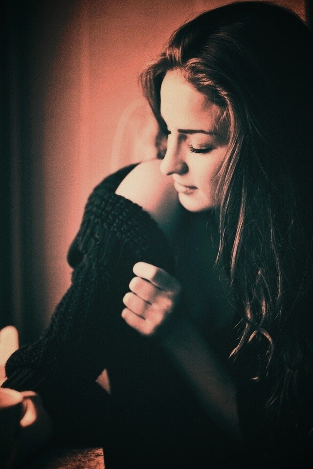 Обнаженное плечо и чашка кофе обои