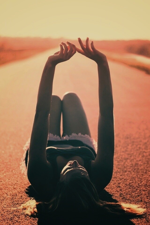 Девушка на асфальте обои