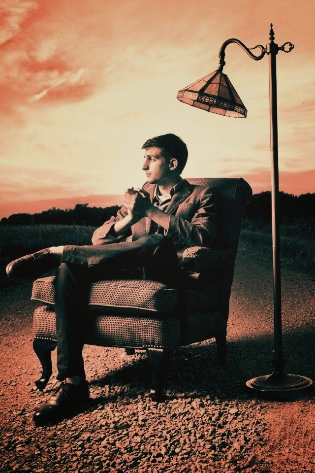 Мужчина в кресле обои