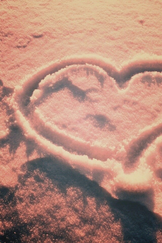 Сердечко на снегу обои