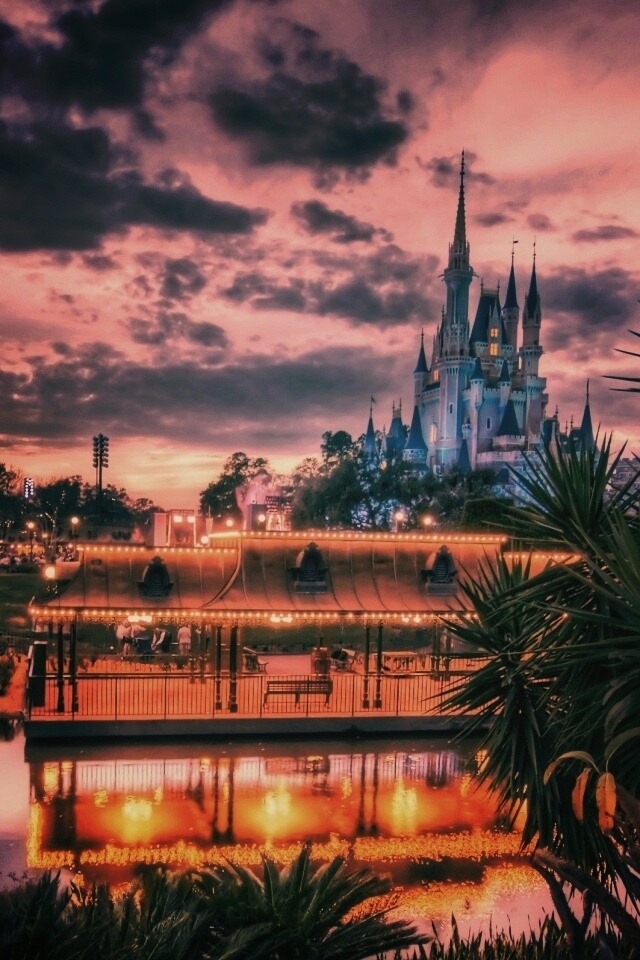 Диснеёленд вечером обои