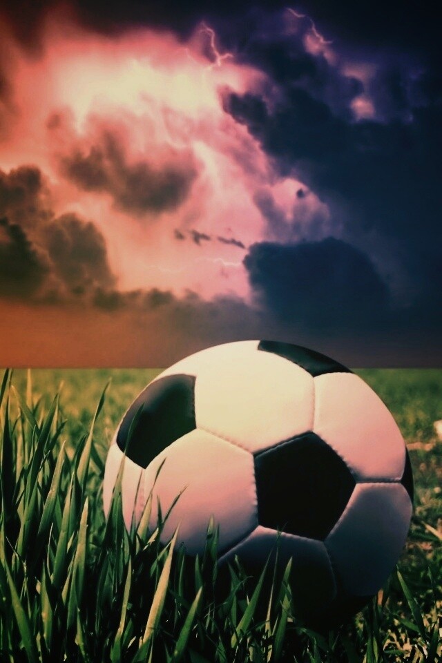 Футбольный мяч на газоне обои