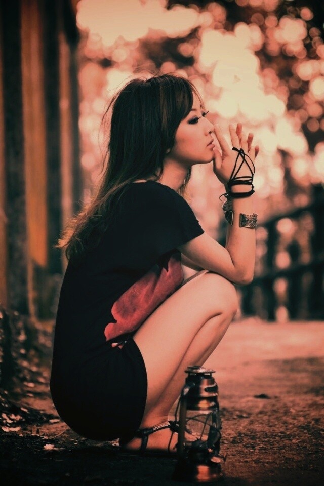 Японская девушка и масляный фонарь обои