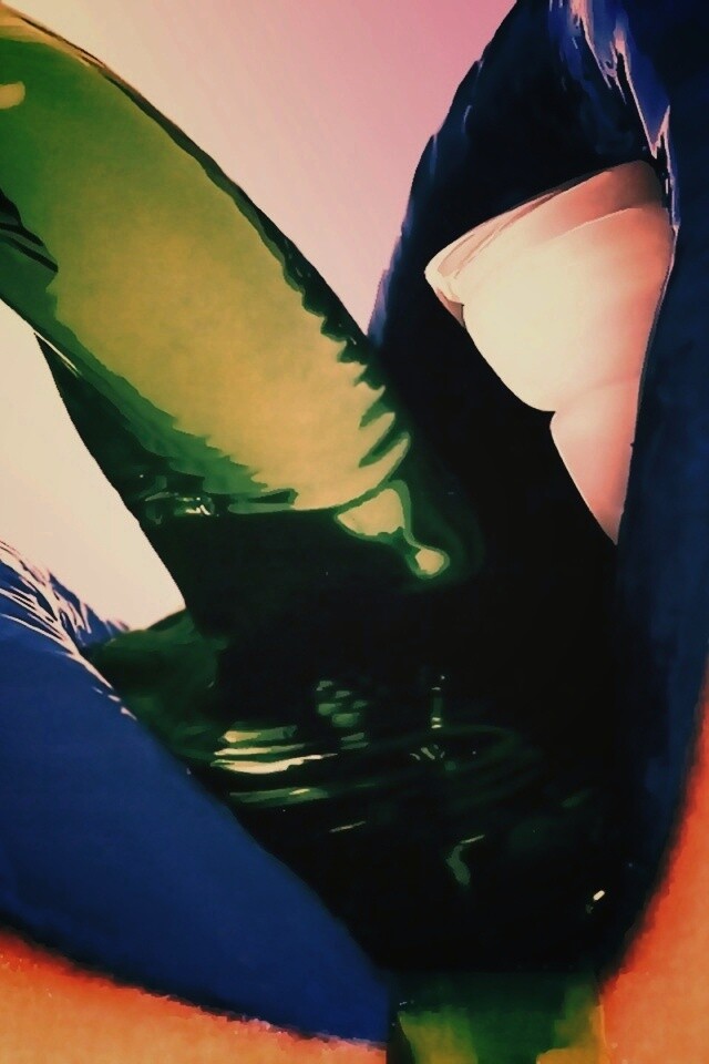 Пьющая девушка обои