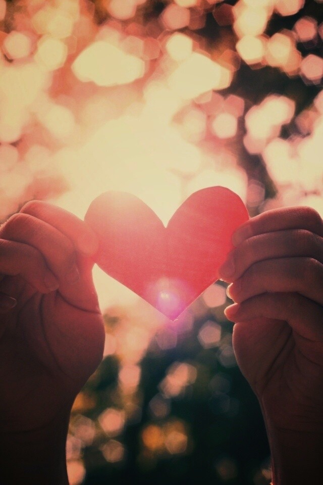 Бумажное красное сердце обои