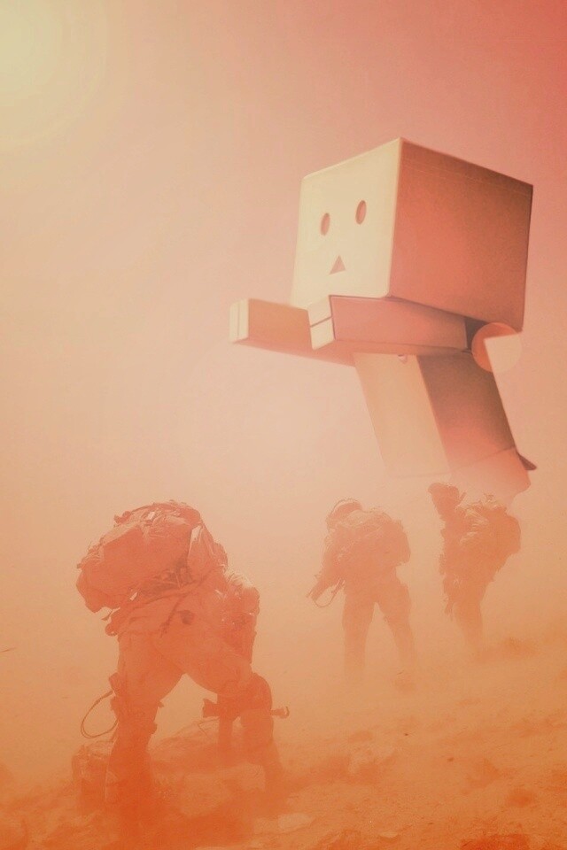 Картонный человек среди солдат обои