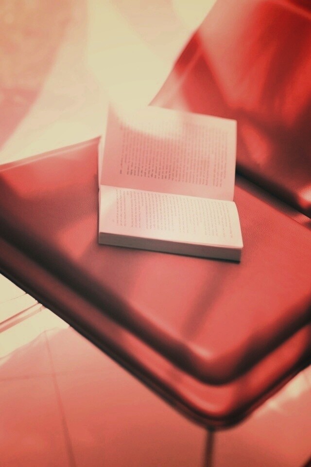 Книга на стуле обои