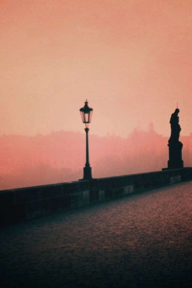 Мост с скульптурами обои