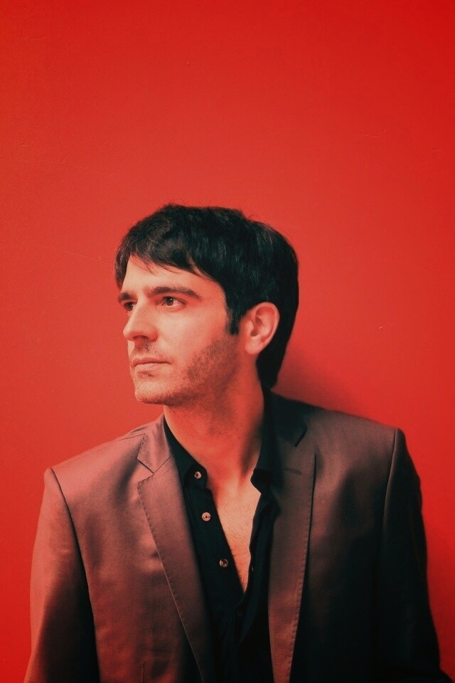 На красном фоне обои