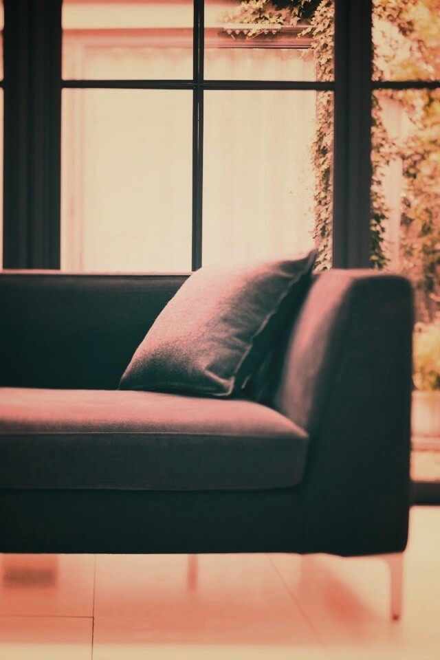 Диван в комнате обои