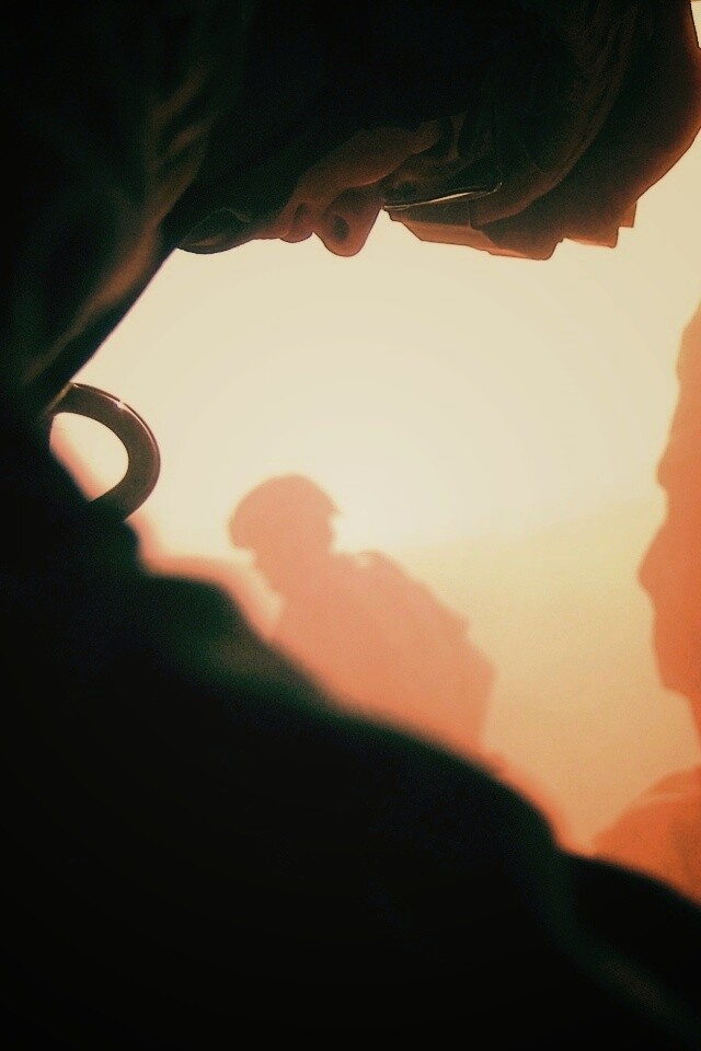 Солдаты выходят из броневика обои