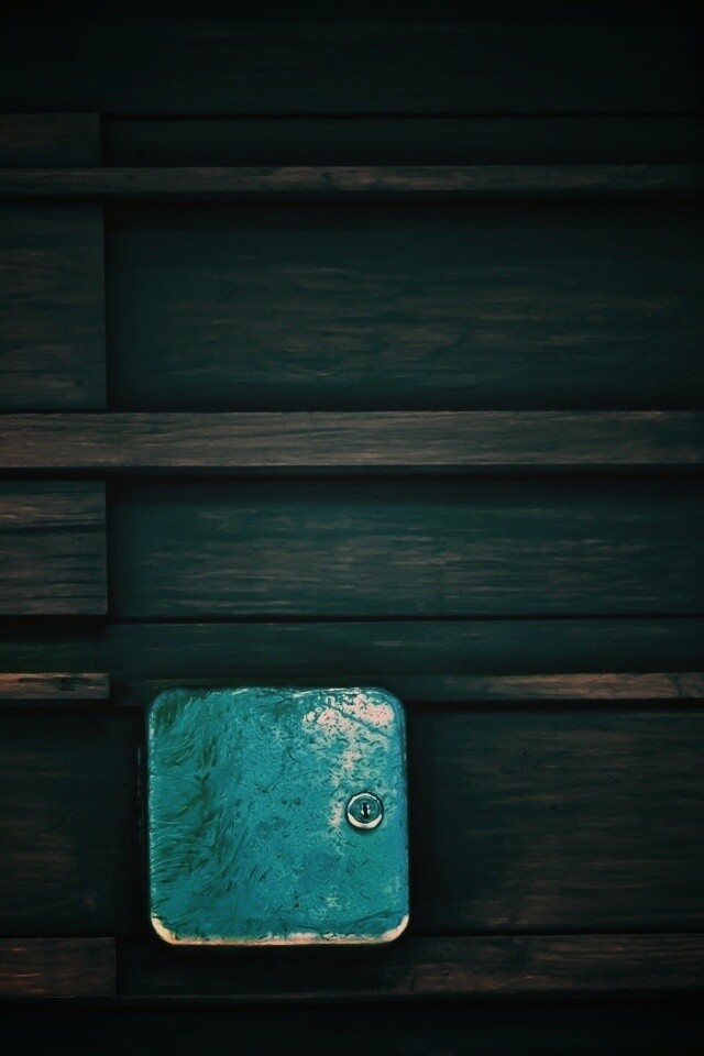 Коробка на деревянной стене обои